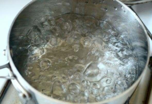 <p>Suya tuz atarsanız daha çabuk kaynar</p>

<p>Aslına bakarsanız tuz attığınızda kaynama süresini uzatırsınız.</p>
