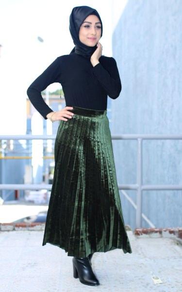 <p>Kadifeden yapılan eldiven, kese, şal, kaban ve ayakkabılardan sonra şimdi de piliseli etekleri moda haline geldi.</p>