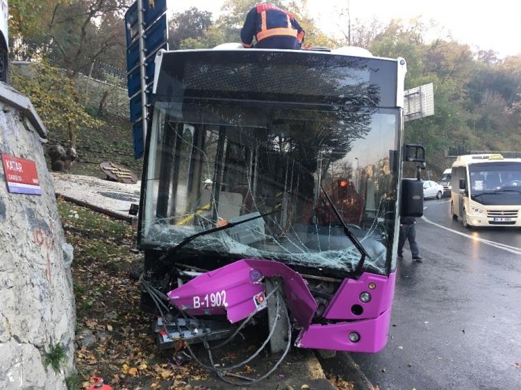 <p>İstanbul İstinye yokuşunda freni boşalan özel halk otobüsü, bariyerlere çarptı.</p>
