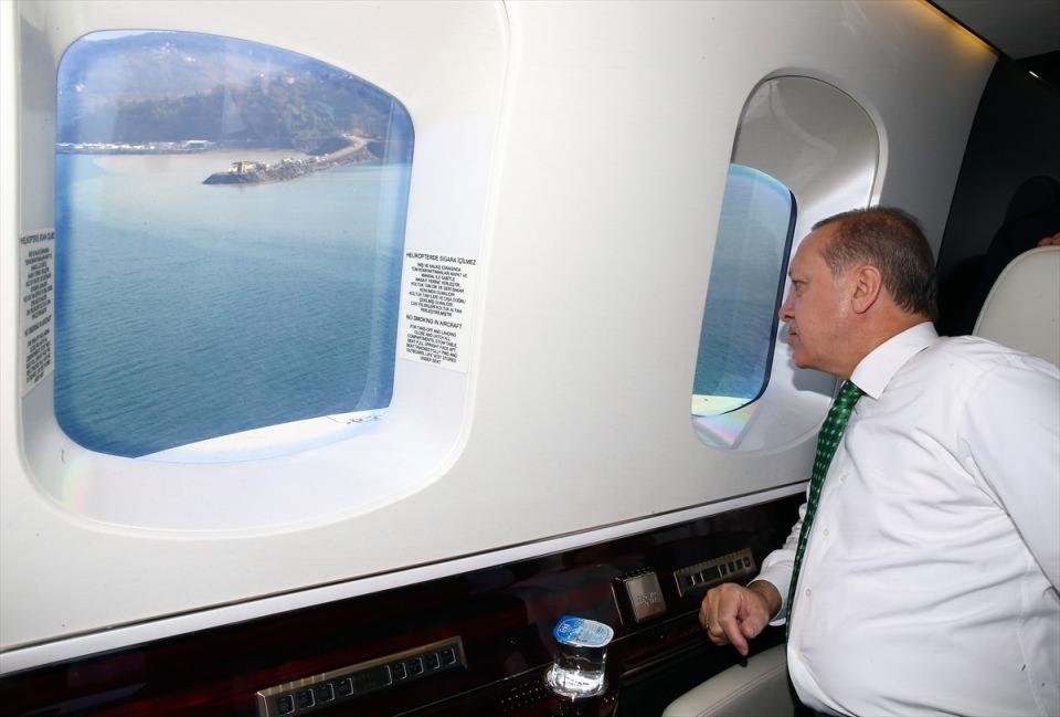 <p>Erdoğan’ın ayrıca Ayder Yaylası ile Kaçkar Dağları’nda yapılması planlanan kayak tesisleri için düşünülen alanları da havadan incelediği öğrenildi.</p>
