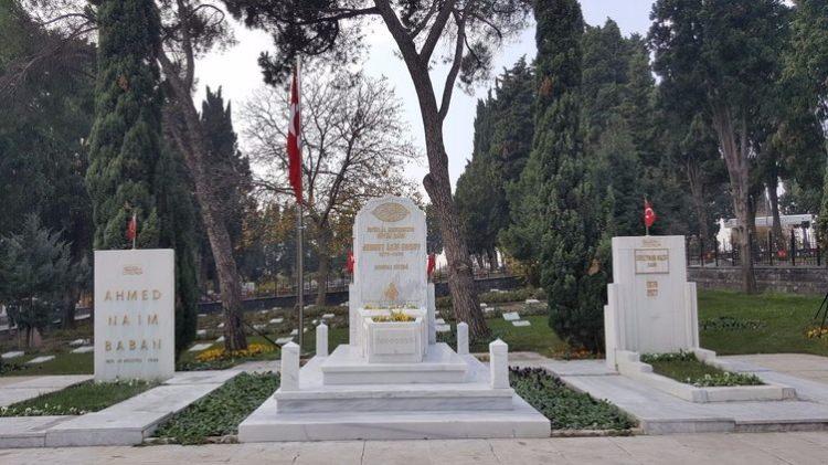 <p>Mezar yeri Mehmet Akif Ersoy kabrinin yani başında...</p>
