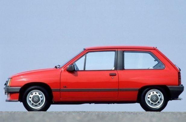 <div>1993 yılında Corsa B satışa sunuldu, 1996 yılında ise hafif makyajlandı.</div>
<div> </div>