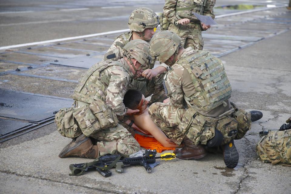 <p>Depremin meydana geldiği bölgede helikopter tarafından çekilen görüntüler ise TCG Bayraktar gemisinde kurulan afet kriz yönetim merkezine aktarıldı. </p>

<p> </p>

