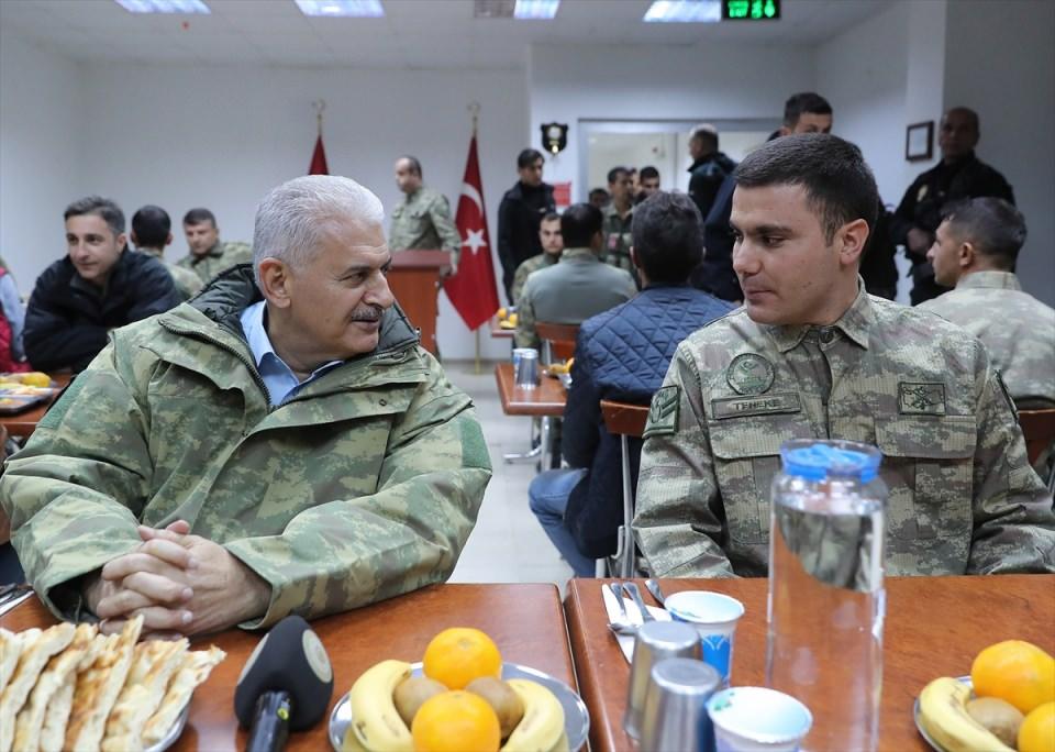 <p>Şırnak'ın ardından Hakkari'ye gittiklerinde akşam vakti olmasına rağmen binlerce Hakkarili vatandaşın kendilerini coşkuyla bağrına bastığını anlatan Yıldırım, şunları söyledi:</p>
<p> </p>