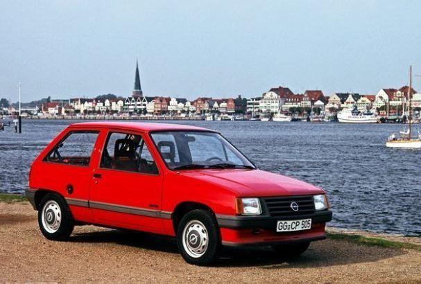 <div><strong>Opel Corsa</strong></div>
<div> </div>
<div>İlk olarak 1982 yılında Opel Corsa A satışa sunuldu. Opel, model isminin yanında harf kullanma geleneğini Corsa'da da devam ettirdi.</div>