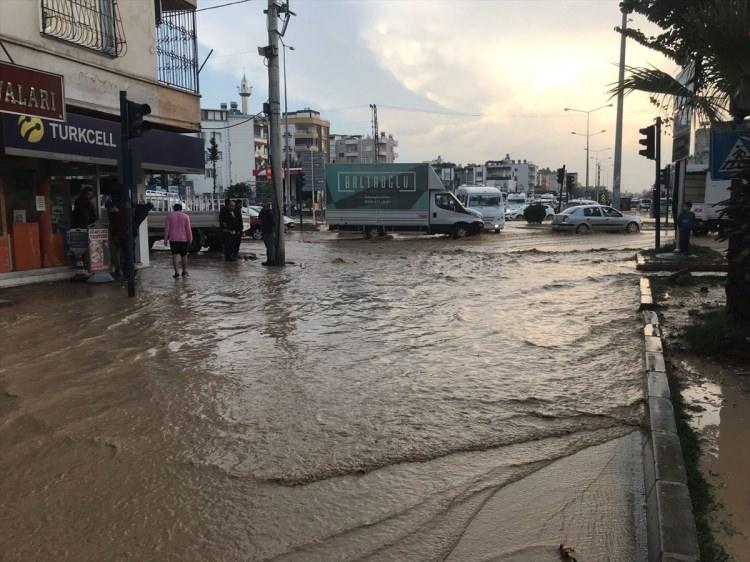 <p>Mersin'de öğleden sonra başlayan dolu yağışı hayatı olumsuz etkiledi.</p>

<p> </p>
