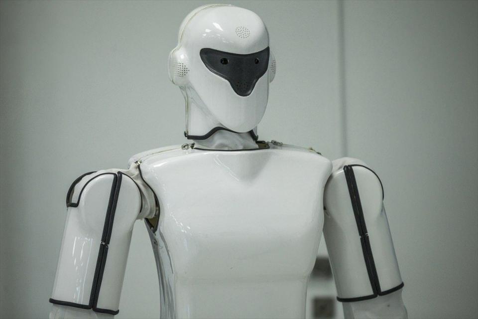 <p>Günlük hayatı kolaylaştırmak üzere üretilen robotların ilerleyen günlerde, hizmet sektöründe yer alması planlanıyor. İnsansı robotlar, ev işlerinde yardımcı da olabilecek.</p>

<p> </p>
