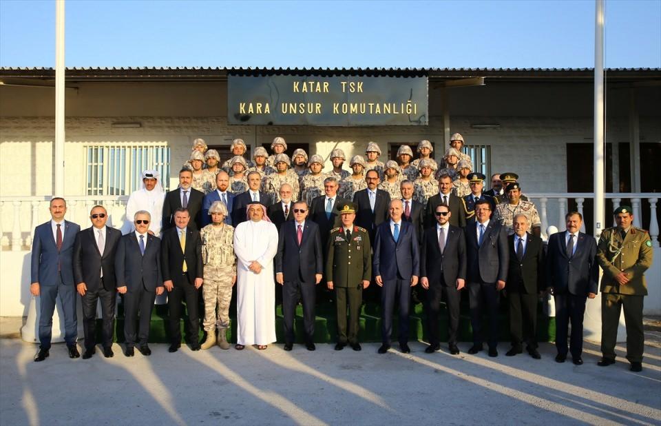 <p>Cumhurbaşkanı Recep Tayyip Erdoğan, Katar Türk Silahlı Kuvvetleri (TSK) Kara Unsur Komutanlığı'nı ziyaret etti.</p>

<p> </p>
