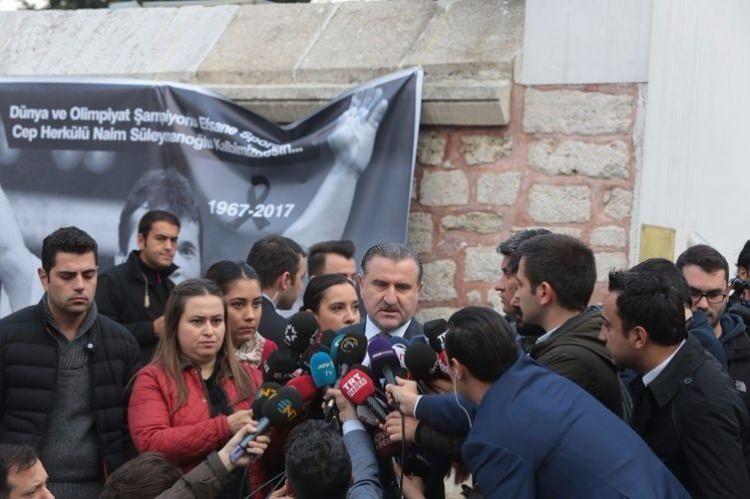 <p>Tören için camiye gelen Gençlik ve Spor Bakanı Osman Aşkın Bak, "Bu millete çok büyük sevinçler yaşattı. Çok üzgünüz. Mekanı cennet olsun acımız büyük" dedi. </p>
