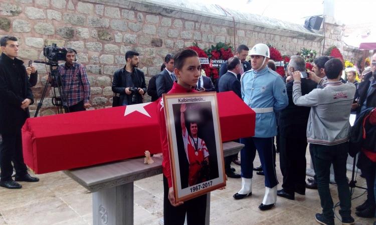 <p>Olimpiyat ve dünya şampiyonu eski milli halterci Naim Süleymanoğlu için Fatih Camii'nde cenaze töreni düzenlendi.</p>
