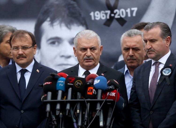 <p>Efsane sporcu Naim Süleymanoğlu’nun cenaze törenine katılan Başbakan Binali Yıldırım, "Genç yaşta kaybettiğimiz efsane sporcumuz Naim Süleymanoğlu’na Allah’tan rahmet diliyorum" dedi.</p>
