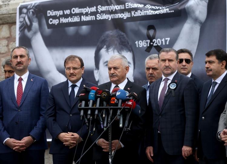 <p>Başbakan Binali Yıldırım, hayatını kaybeden milli halterci Naim Süleymanoğlu’nun Fatih Camii’ndeki cenaze namazına katıldı. Başbakan Yıldırım, cami girişinde yaptığı açıklamada, "Milli haltercimizi, efsane isim Nami Süleymanoğlu’nu kaybettik. Ahirete bugün yolculuyoruz. Merhuma Allah’ta rahmet, ailesine başsağlığı diliyorum. Milletimizin başı sağolsun. Bugüne kadar hiçbir sporcunun kıramayacağı rekorları kırmış bir efsane, kahraman sporcumuzdur. Birçok olimpiyat ve dünya şampiyonluğunun yanı sıra 46 rekor kıran bir sporcumuz. Öyle ki ağırlığının üç katı fazlasını bir seferde kaldırarak erişilmeyecek bir rekoru da gerçekleştirmiştir. Ay yıldızlı Türk bayrağımızı minderde göndere çekmeyi başarmış ve 80 milyon milletimizin göğsünü kabartmıştır. Genç yaşta kaybettiğimiz efsane sporcumuz Naim Süleymanoğlu’na Allah’tan rahmet diliyorum. Mekanı cennet olsun. Milletimizin başı sağolsun" dedi.</p>
