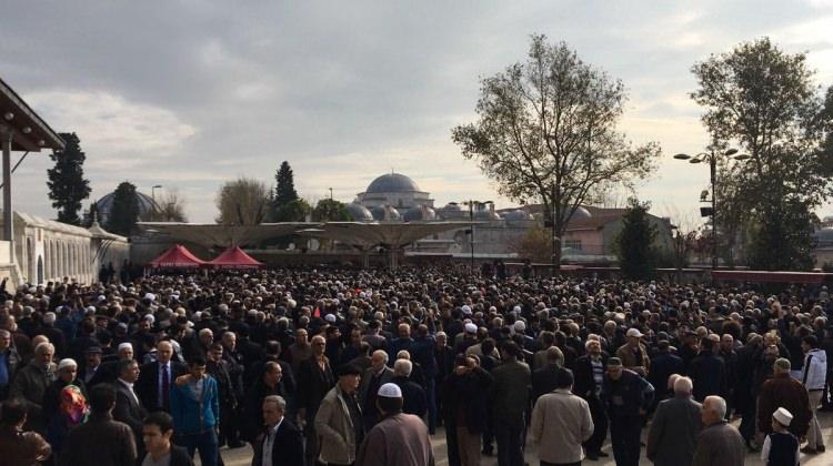 <p>Naim Süleymanoğlu'nun Fatih Camii'nde düzenlenen cenaze törenine binlerce kişi katıldı.</p>
