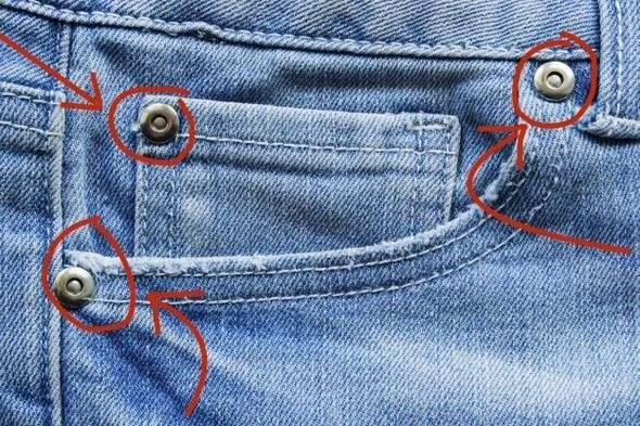 <p><strong>Kot pantolondaki minik cepler </strong></p>
<p>Çoğumuz kot pantolonlarımızın minik ceplerinin ne işe yaradığını anlamayız. Zira o bölüm para ya da başka bir şey koymak için ziyadesiyle küçük ve dar. Bu cepler aslında 1800'lerde kullanılan zincirli cep saatlerini koymak için tasarlanmış.</p>