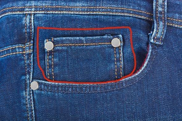 <p><strong>Cep kenarlarındaki tuhaf düğmeler </strong></p>
<p>Levi Strauss ilk kot pantolonu ürettiğinde en büyük problem, pantolonu giyen işçilerin hareketlerinden ötürü sık sık yırtılma sorunlarının görülmesiydi. (O dönemler kot pantolonu en çok altın işçileri giyiyordu.) Bu düğmeler de esasında yırtılma problemlerini engelleyebilmek için yapılmıştı.</p>