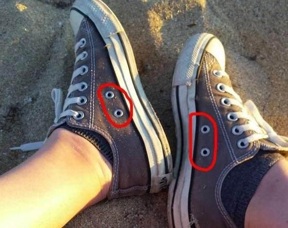 <div><strong>Converse ayakkabılardaki delikler </strong></div>
<div> </div>
<div>Converse'in kenarındaki anlamsız gibi görülen deliklerin amacı havalandırmak. Ayrıca, uzun olan bağcıkları bağlamak için ekstra bir alan olarak da düşünülmüş çünkü Converse aslında bir basketbol ayakkabısı olarak üretilmiş.</div>