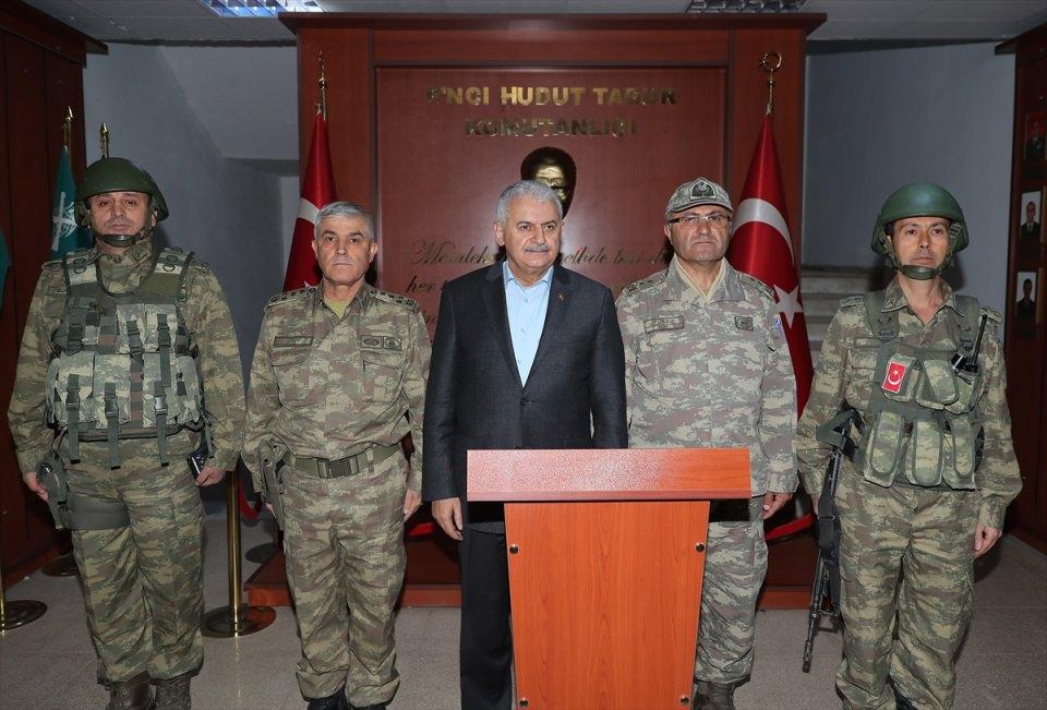 <p>Arkadaşlarımızın Allah yar ve yardımcısı olsun. Unutmayın, 80 milyon vatan evladının duası ve desteği sizinle beraber. İnşallah memleketimizi her türlü iç ve dış mihraklara karşı koruyacağız ve ülkemizi muasır medeniyetler seviyesine çıkarmak için canla başla çalışacağız. Bunun için her türlü imkan mevcut. Hakkari valimiz de sağ olsun bölgesinde çok güzel işler yapıyor, kendisini tebrik ediyorum."</p>