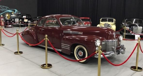 <p>Müzenin öne çıkan Arabaları<br />
1949 model Jaguar XK120 otomotiv sektörünün kilometre taşlarında birisi olarak kabul ediliyor. Seri üretim bir araba ile ilk kez 120 mil hız sınırı aşılmış ve bu sebepten dolayı araca XK 120 ismi verilmiş. Ford GT, 1950’li yıllarda birçok yarış kazanan efsanevi Amerikan arabası 1980 model Ferrai Mondial 8. Bunların yanında Mercedes-Benz SLR McLaren, Dodge Viper SRT10 Final Edition, Lamborghini Murcielago Roadster gibi efsane olmuş birçok araba müzede ziyaretçilerini bekliyor.</p>
