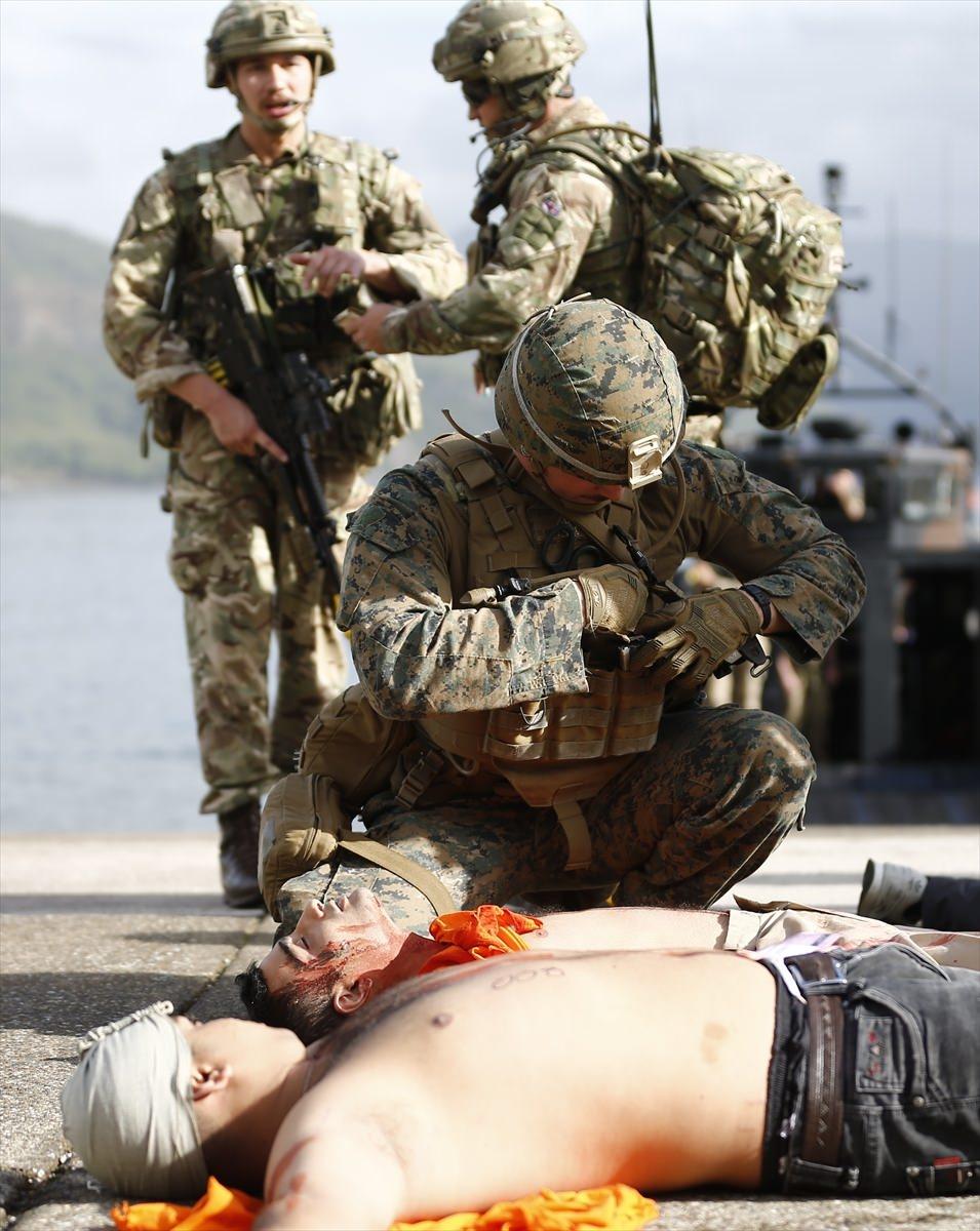<p>Kazazedelere yardım edecek personel görev bölgelerine yerleştirildi. Dalaman Hava Üs Komutanlığından havalanan helikopter Bayraktar gemisine konuşlandı. Daha sonra senaryo gereği HMS Ocean'dan bir yaralı alan helikopter Bayraktar gemisinde bulunan ameliyathaneye getirdi.</p>
<p> </p>