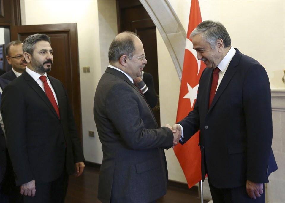 <p>Başbakan Yardımcısı Recep Akdağ, Kıbrıs müzakerelerine ilişkin, "Kıbrıs Türkü, Rumların bozduğu ortaklığı yeniden tesis edebilmek için Birleşmiş Milletler tarafından bu güne kadar sunulan kapsamlı çözüm planlarına her zaman destek veren taraf olmuştur." dedi. </p>
