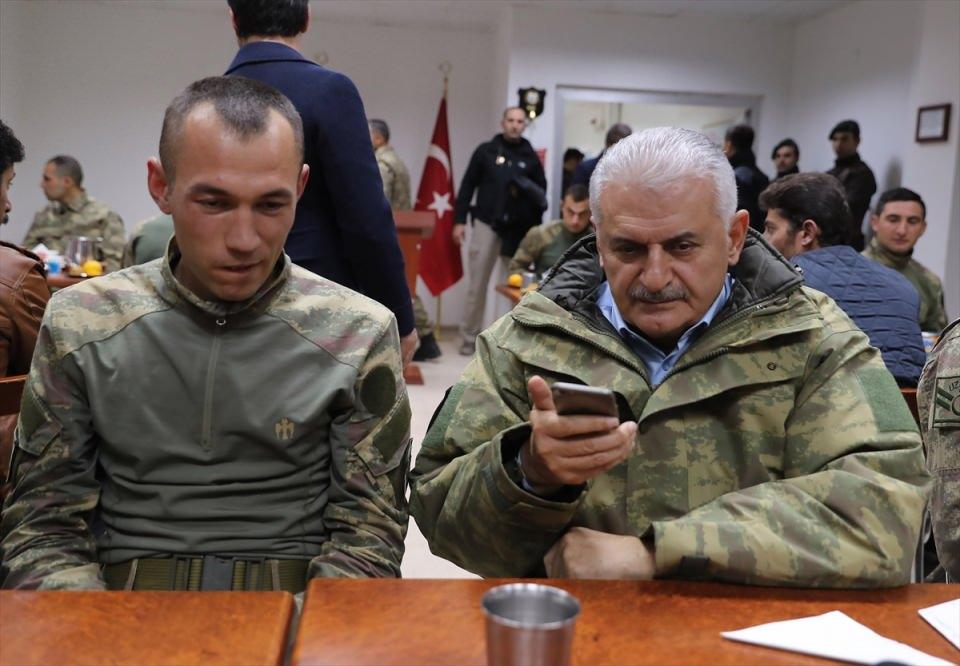 <p><strong>"Terörle mücadele yüksek bir moralle sürüyor"</strong></p>
<p>Terör belasını ülke gündeminden tamamen düşürmeyi hedeflediklerini vurgulan Yıldırım, "Özellikle 2 yılda terörle mücadele konusunda kararlı duruşumuz, savunma esasına göre değil taarruz esasına göre sahadaki mücadelemiz sonunda, elhamdülillah, günden güne terörün yurt içindeki varlığı azalmaya devam ediyor." dedi. </p>