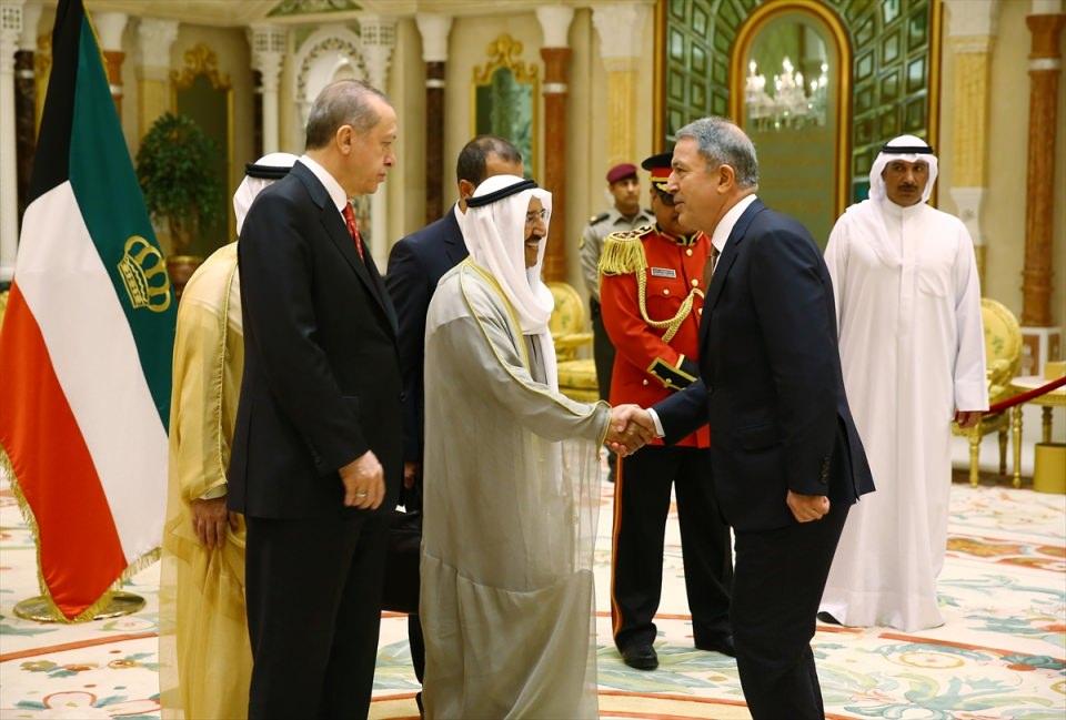 <p>Cumhurbaşkanı Erdoğan ve Kuveyt Emiri Şeyh Sabah el-Ahmed el-Cabir es-Sabah, heyetteki yetkilileri selamladı. Kuveyt Emiri, Genelkurmay Başkanı Orgeneral Hulusi Akar ile tokalaştı.</p>
