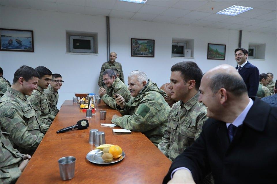 <p><strong>"Bu millet asla yenilmez"</strong></p>

<p><em>Şırnak ve Hakkari'deki temaslarına değinen Yıldırım, şöyle dedi:</em></p>

<p>"Bugün önce Şırnak'a, Namaz Dağı Üs Bölgesi'ne ziyaret gerçekleştirdik ve orada yapılan terörle mücadele uygulamalarına katıldık. Daha sonra Şırnak'ta 23. Jandarma Sınır Tümen Komutanlığı'na gittik çalışmalar hakkında bilgi aldık.</p>
