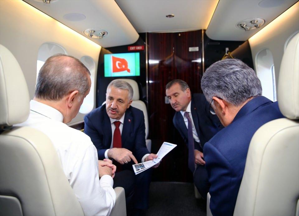 <p>Cumhurbaşkanı Recep Tayyip Erdoğan, bugün yapılacak olan AK Parti Rize İl Kongresi öncesinde yapımı süren Rize ve Artvin’deki yatırımları havadan inceledi.</p>
