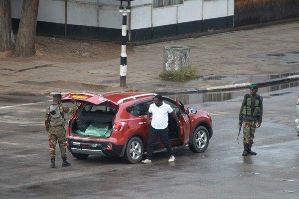 <p>Saatler sonra Cumhurbaşkanı Mugabe'nin gözaltına alındığı duyuruldu. AP'nin servis ettiği son fotoğraflarda, silahlı askerlerin yollarda sivillerin üstünü aradığı görülüyor.</p>
