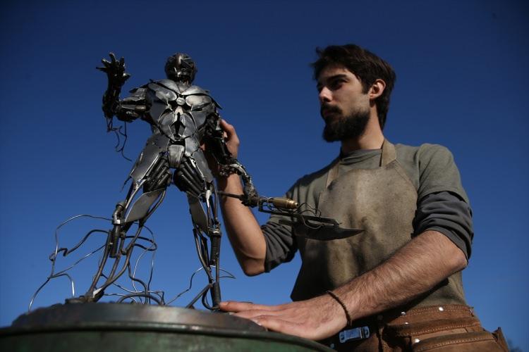 <p>Yaklaşık 7 bin hurda parçadan bir yıllık çalışmayla bir ton ağırlığında metal at heykeli yapan Özkan'ın, boğanın yanı sıra astronot, el, savaşçı, gemi gibi birbirinden farklı, görkemli metal heykelleri de bulunuyor.</p>
<p> </p>