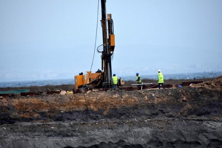 <p>170x270 ebatlarında, 15 metre derinliğinde kuru havuz yapımı sürüyor. Bu havuzlar, deniz üzerinde yüzdürülerek, köprü ayakları bu havuz içerisine inşa edilecektir.</p>
