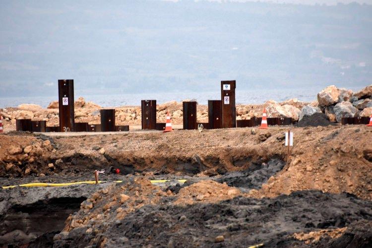 <p>İlçemizin Sütlüce mevkisinde şu anda, karada sondajlar devam ediyor. Yılbaşından itibaren Lapseki tarafında da çalışmalar başlamış olacak" diye konuştu.</p>
