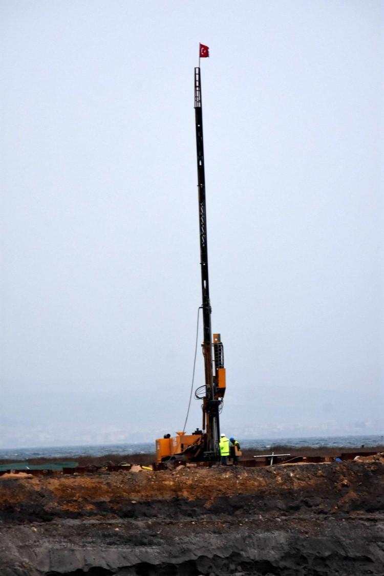 <p>Köprü ve 100 kilometrelik kısmın 2023'te hizmete açılması hedeflenen otoyolun, toplam uzunluğu 354 kilometre olacak. Yol, İstanbul Silivri'den başlayıp, Balıkesir'in Balya ilçesindeki otobanla birleşecek.</p>
