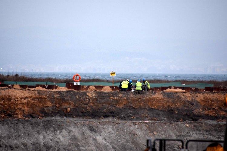 <p>Otoyol projesi kapsamında Çanakkale Boğaz Köprüsü'nün yanı sıra toplam 31 viyadük, 5 tünel, 30 köprülü kavşakla 143 alt ve üst geçit köprüsü yapılacak. Köprüden geçiş ücretinin ise otomobiller için 15 Euro artı KDV olması planlanıyor.</p>
