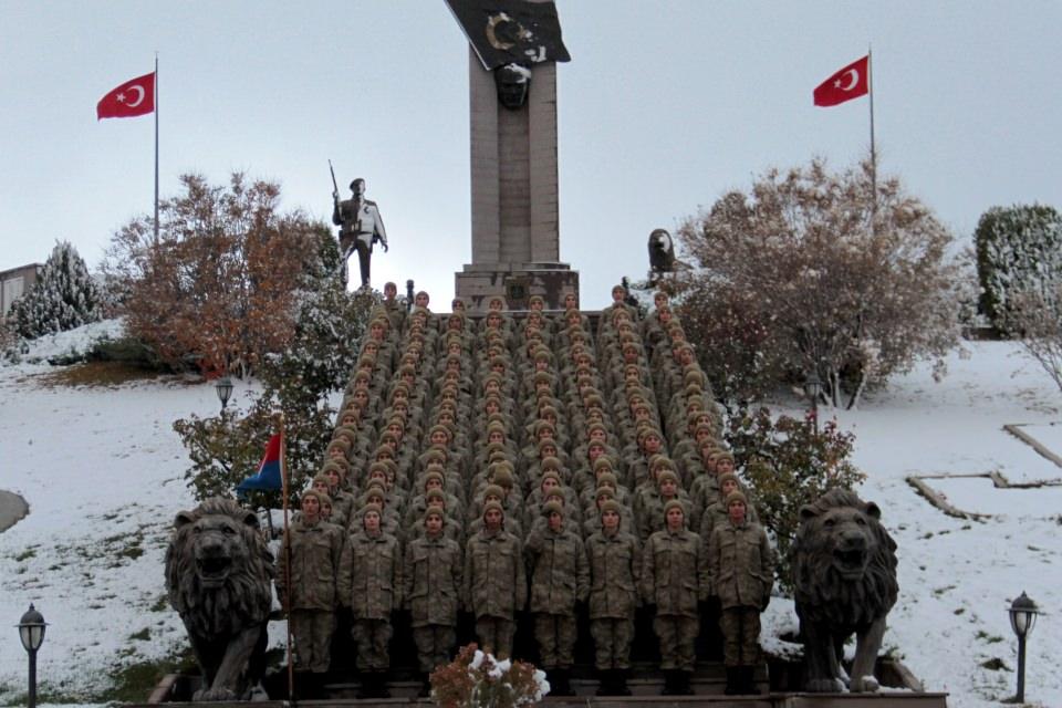 <p> Kadınların hayatın pek çok noktasında faaliyet gösterdiklerini dile getiren Demirci, "Biz jandarma olarak atalarımızdan, Şerife Bacılardan gördüğümüz, tarla eken, cepheye cephane taşıyan ecdadın torunlarıyız.</p>
