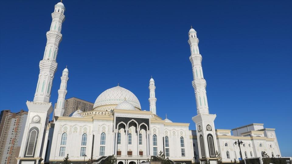 <p>İnşaatı 2012 yılında tamamlanarak hizmete giren cami, Astana’nın benzersiz ve görkemli binaları arasında yer alıyor. Cami, 11 hektar alanda 18 bin metrekare kapalı alana sahip. Yaklaşık 10 bin kişinin ibadet yapmasına imkan sağlayan cami, kubbe şeklinde ve geleneksel Kazak Sarayı tarzında yapıldı.</p>

<p> </p>
