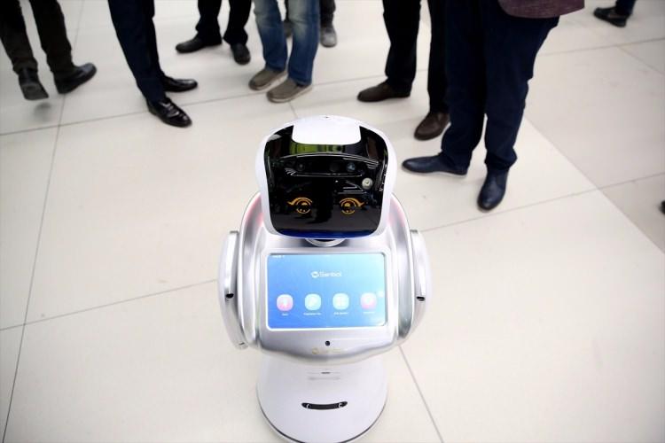 <p> Havalimanında yolcuların yönlendirilmesi ve güvenlik amacıyla kullanılacak robotun tanıtımı da yapıldı.</p>