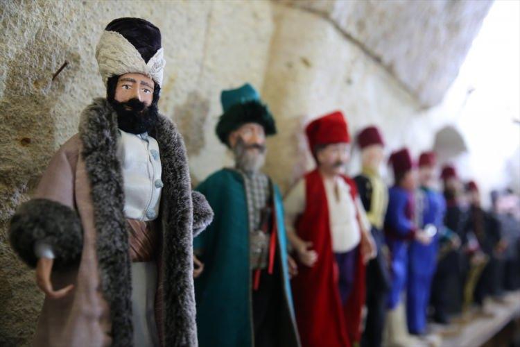 <p>Türk insanının yaşam tarzı, tarihteki önemli şahsiyetler ve mesleklerin konu edildiği çeşitli kompozisyonları içeren tematik bebeklerin yer aldığı müze, ziyaretçilerini masalsı bir yolculuğa çıkarıyor.</p>
