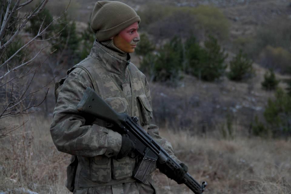 <p>Gece gündüz devam eden eğitimler ve hava şartları gibi olumsuz koşullardan etkilenmeyen kadın astsubay adayları, aynı zamanda Türk kadınının gücünü de simgeliyor. İhlas Haber Ajansı (İHA) ekibi, kadın astsubay adaylarının nefes kesen eğitimlerine tanıklık etti. </p>
