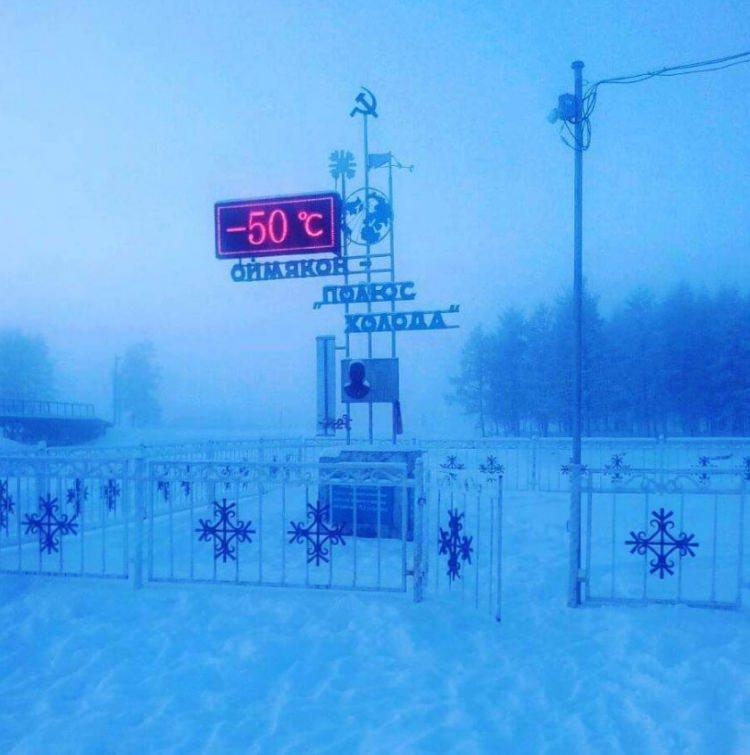 <p>Yerel haber sitesi Ykt.Ru'nun haberine g&ouml;re kentte okullar sıcaklık yalnızca -52 derecenin altına d&uuml;ş&uuml;nce tatil ediliyor.</p>
