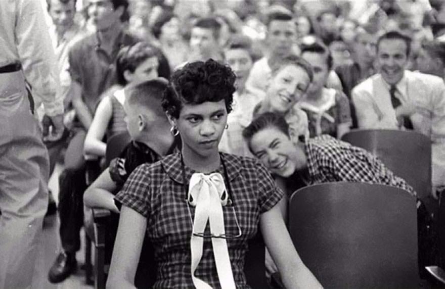 <p>ABD’de beyazların gittiği bir liseye giden ilk siyahi kadın Dorothy Counts ve kendisiyle alay eden erkekler, 1957</p>

<p> </p>
