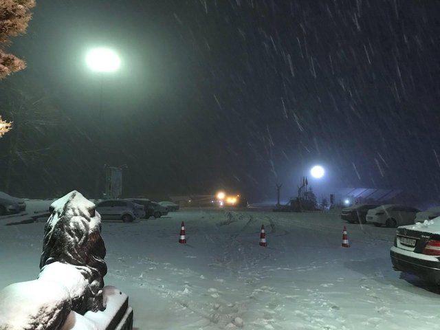 <p>Meteoroloji 12. Bölge Müdürlüğü tarafından yapılan açıklamanın ardından yurdun bazı bölgeleri beyaza büründü.Türkiye'nin önde gelen kayak merkezlerinden olan Kartepe'de akşam saatlerinde başlayan yağmur yağışı kar yağışına döndü. </p>

<p> </p>
