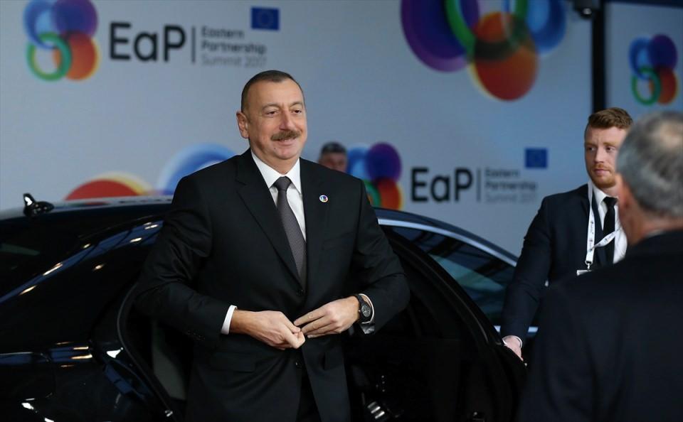 <p><span style="color:#FFD700"><strong>"Burada Türkiye yok ama ben varım"</strong></span><br />
<br />
Azerbaycan Cumhurbaşkanı İlham Aliyev 2014 yılındaki zirvede Ermenistan Cumhurbaşkanı Serkisyan'ın Ermeni yalanlarına karşı çok sert bir tutum takınarak 'Burada Türkiye yok ama ben varım' diyerek zirveye damga vurmuştu.</p>
