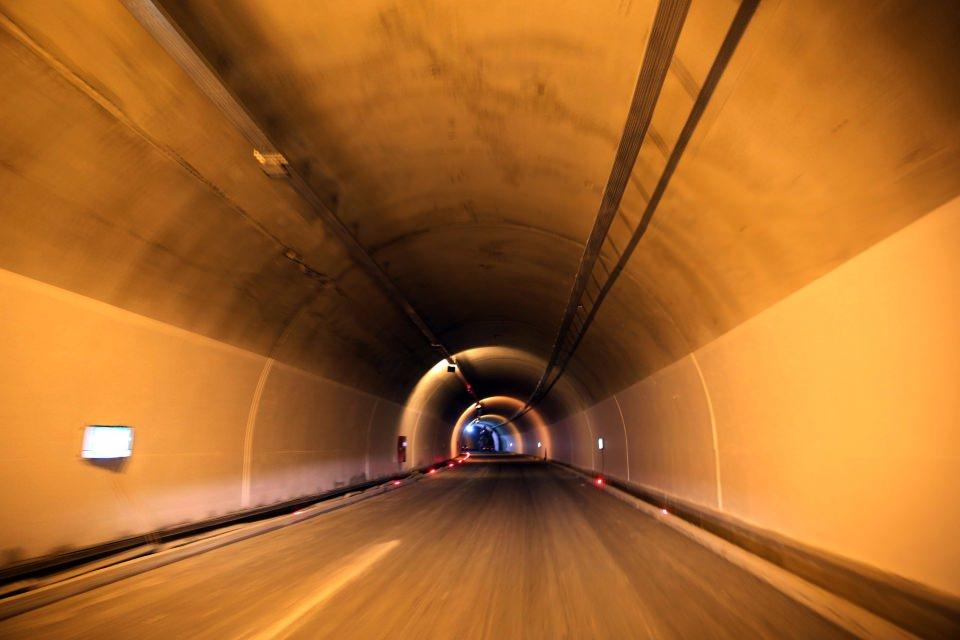 <p>Tünelin giriş kotu 2 bin 54, çıkış kotu ise 2 bin 260 metre oldu. 412 milyon 366 bin liraya mal olan Ovit Tüneli ile Rize- Erzurum arasındaki ulaşım 4.4 kilometre kısaldı ve 12 ay boyuna kesintisiz ulaşım sağlanmış oldu.</p>