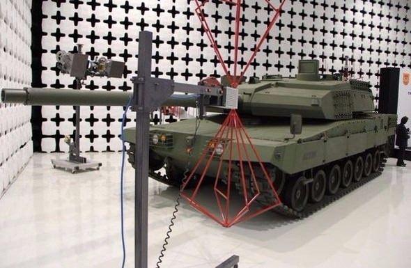 <p>Altay tankında, her türlü tehdide karşı tankı korumak üzere tasarlanan modüler kompozit zırhlar ve mürettebatın kimyasal, biyolojik, radyoaktif ve nükleer tehditlerin bulunduğu ortamlarda görevlerini gerçekleştirmesine olanak tanıyan yardımcı sistemler de bulunuyor.</p>