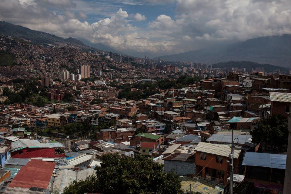 <p>Kolombiya’nın Medellin şehrinde bulunan Comuna 13 mahallesi gün geçtikçe iyiye gidiyor. “Pueblos Jovenes”, “Favelas” gibi adlarla anılan, Türkçe'de gecekondu mahallesi dediğimiz Comuna 13, önceleri uyuşturucu kaçakçılarının, çetelerin, paramiliter askerlerin ve hükümetin çatışma alanıydı. </p>

<p> </p>
