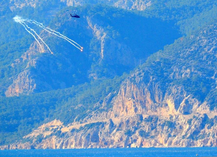 <p>Kara Kuvvetleri Komutanlığı ekiplerinin de katıldığı tatbikatta, Deniz Kuvvetleri Komutanlığı'na ait helikopterlerin de kullanıldı. </p>