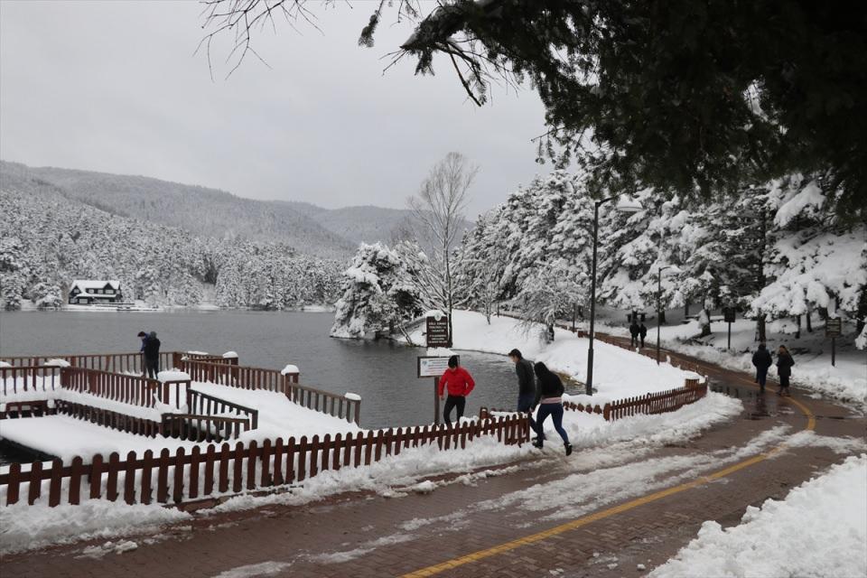 <p>Köy yollarında ise kar nedeniyle sürücülerin ulaşımda güçlük çektiği görüldü. </p>
<p> </p>