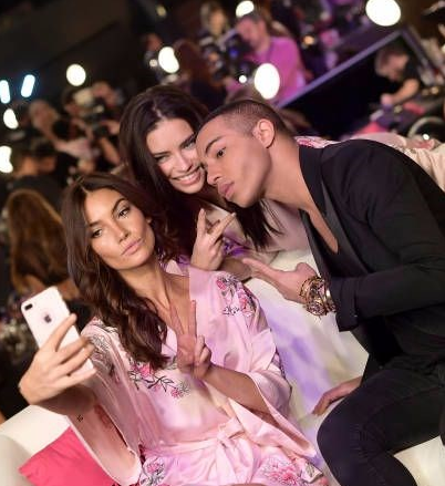 <p><strong>Lily Aldridge, Adriana Lima ve Olivier Rousteing</strong></p>
