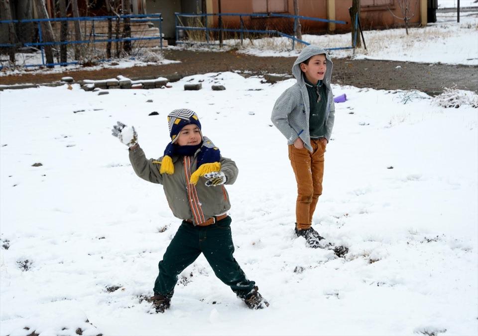 <p>Bitlis ve Muş'ta etkili olan kar yağışı, yaşamı olumsuz etkiledi. Bitlis'te soğuk hava ve yağmur, dün gece saatlerinde yerini kar yağışına bıraktı. Mevsimin ilk kar yağışına hazırlıksız yakalananlar zor anlar yaşadı. Kar yağışı etkisini aralıklarla sürdürüyor. Kar yağışına en çok sevinen çocuklar, kar topu oynadı.</p>

<p> </p>
